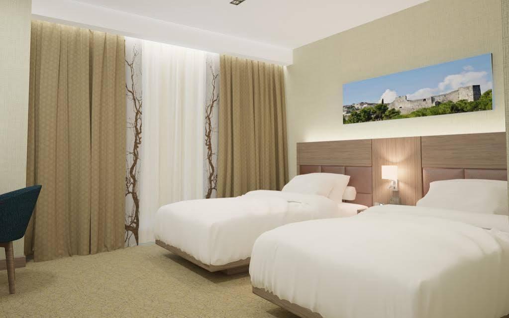 Hilton Garden Inn Тирана Экстерьер фото