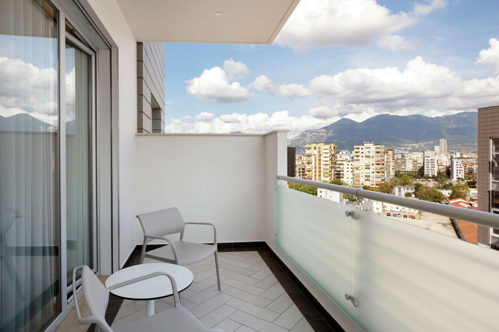 Hilton Garden Inn Тирана Экстерьер фото